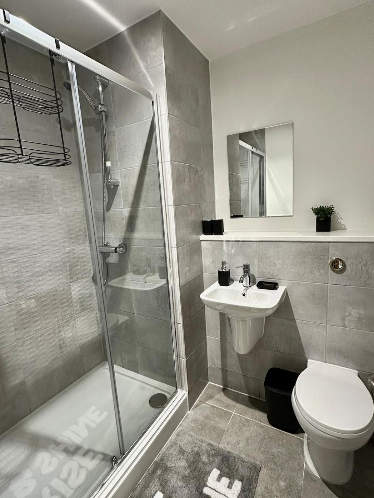 Apartment Stylish Haven With Ample Space